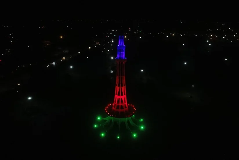 Pakistanın məşhur abidəsi Azərbaycan bayrağı ilə işıqlandırılıb