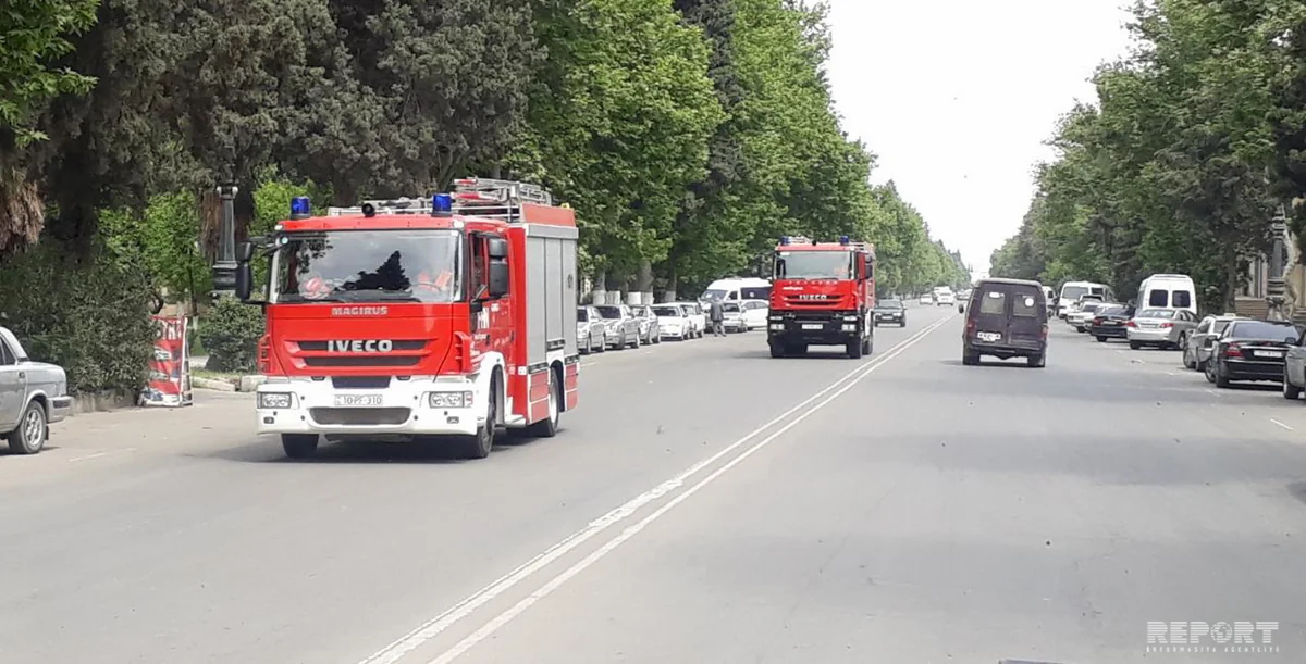 В Гяндже горит жилое здание, двое сотрудников МЧС тяжело пострадали - ОБНОВЛЕНО