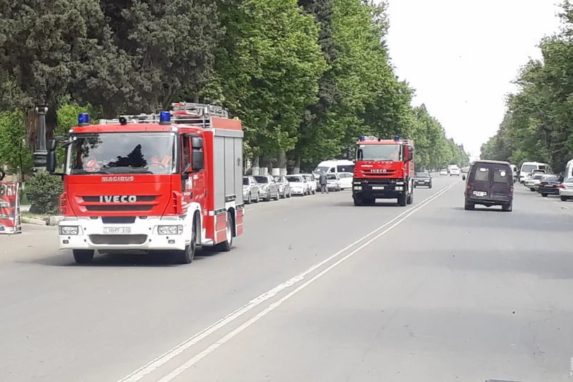 В Гяндже горит жилое здание, двое сотрудников МЧС тяжело пострадали - ОБНОВЛЕНО