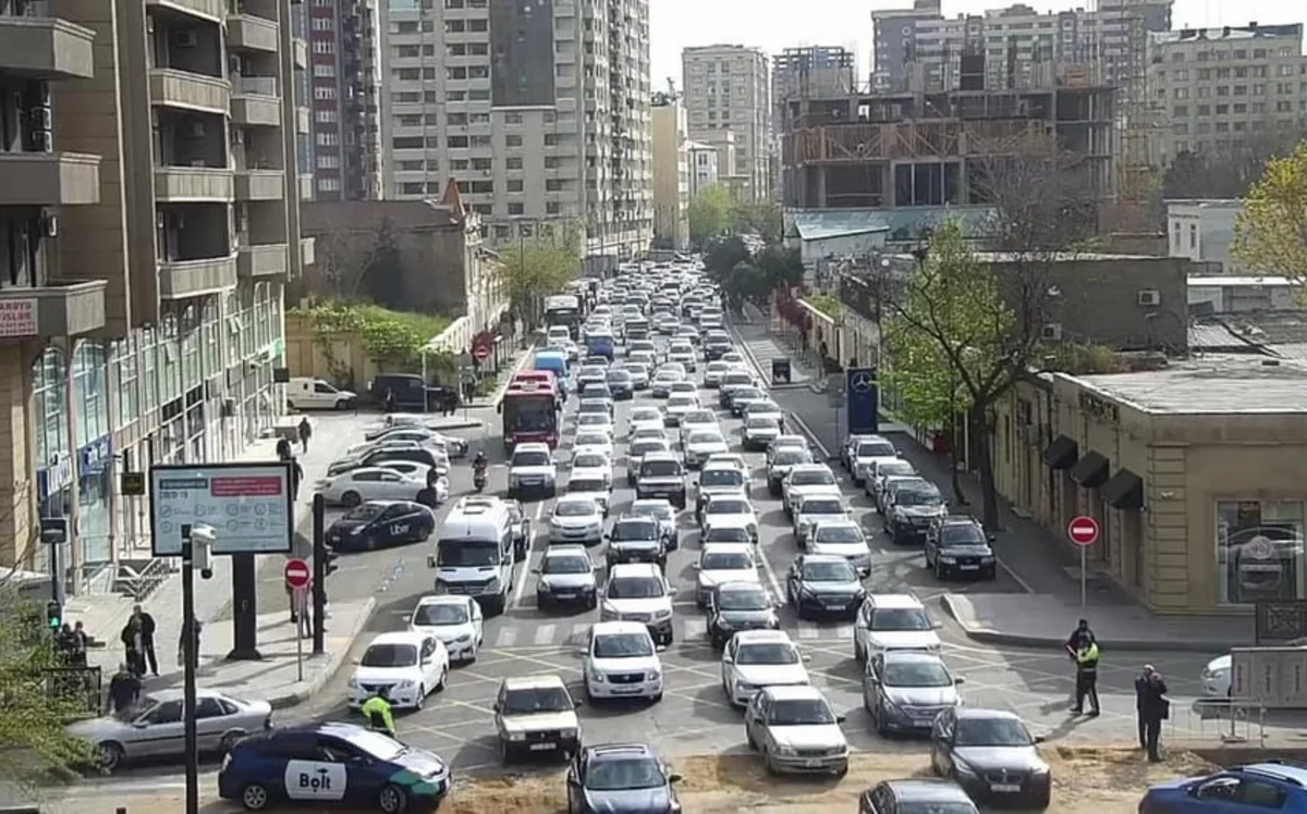 Bakının əsas prospektində nəqliyyatın hərəkəti çətinləşib