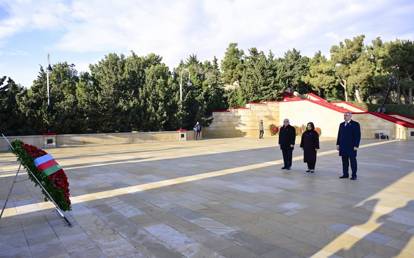 Əli Əsədov, Sahibə Qafarova və Samir Nuriyev Şəhidlər xiyabanını ziyarət edib