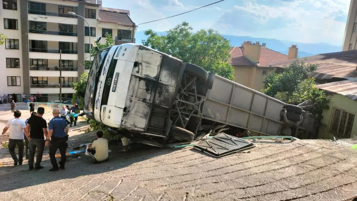Türkiyədə tur avtobusu aşıb, 3-ü ağır olmaqla 26 nəfər yaralanıb