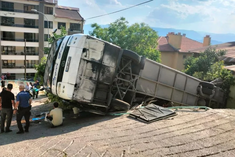 В Турции перевернулся туристический автобус, 26 человек получили ранения