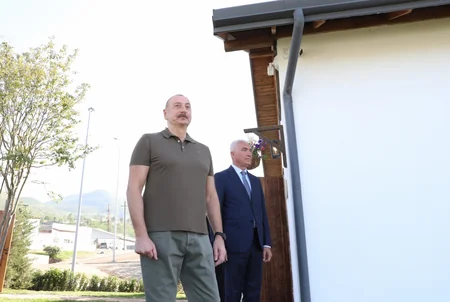 İlham Əliyev Laçında 1 Dekabr küçəsində lövhənin açılışını edib, bərpa olunmuş evlə tanış olub
