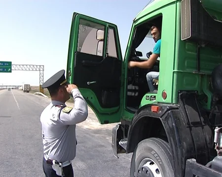 Yol polisi sürücüyə: Yorğunsansa, üzünə su vur - VİDEO - YENİLƏNİB