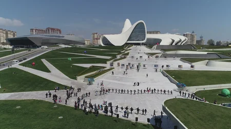 Heydər Əliyev Mərkəzinin qarşısında “On milyon” adlı fleşmob keçirilib