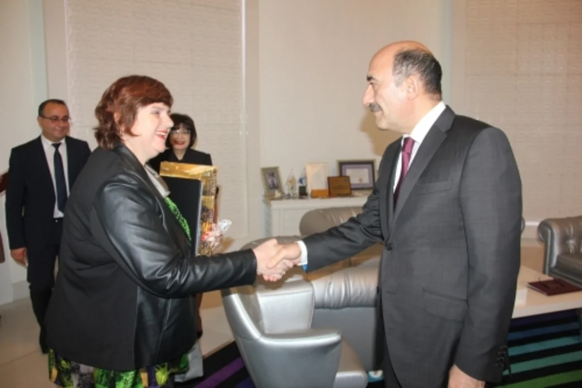 Əbülfəs Qarayev Luvr Muzeyinin İslam Departamentinin direktoru ilə görüşüb