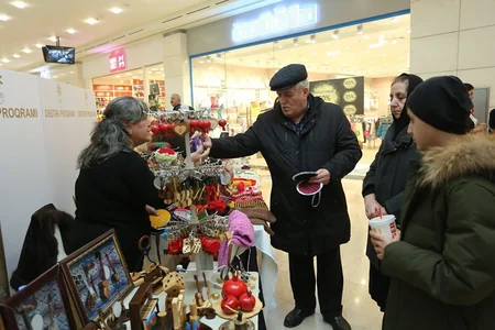 KOBİA-nın dəstəyi ilə əlilliyi olan şəxslərin əl işlərinin satış-sərgisi keçirilir