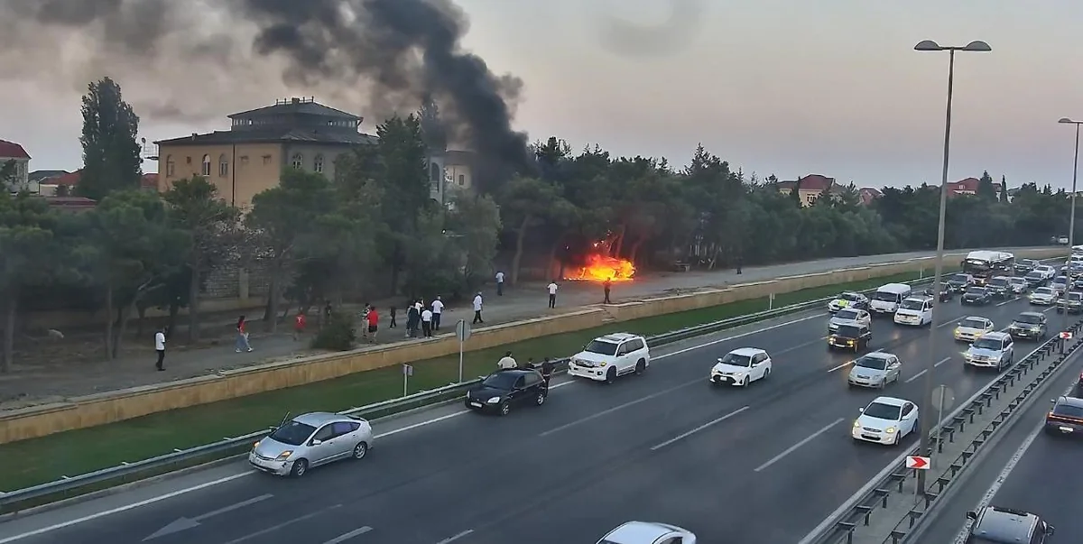 Aeroport yolunda maşın yanıb