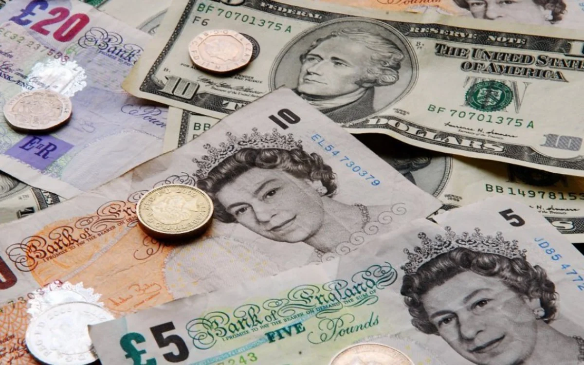 Ожидания Brexit обвалили фунт до минимума за последние три года