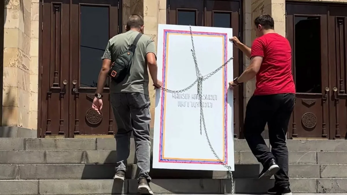 В Ереване группа молодежи закованную в цепи конституцию принесли к зданию КС
