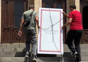 В Ереване группа молодежи закованную в цепи конституцию принесли к зданию КС