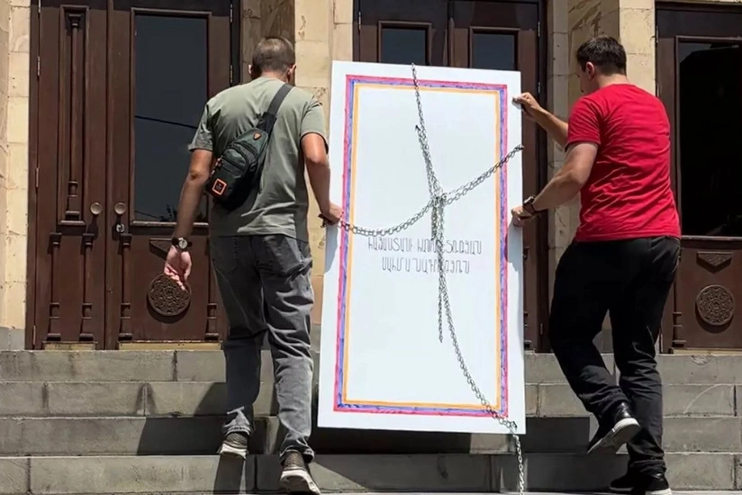 В Ереване группа молодежи закованную в цепи конституцию принесли к зданию КС
