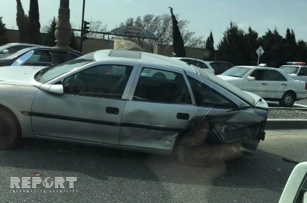 Bakıda yeni quraşdırılan işıqforun hələ işə salınmaması qəzaya səbəb olub - FOTO