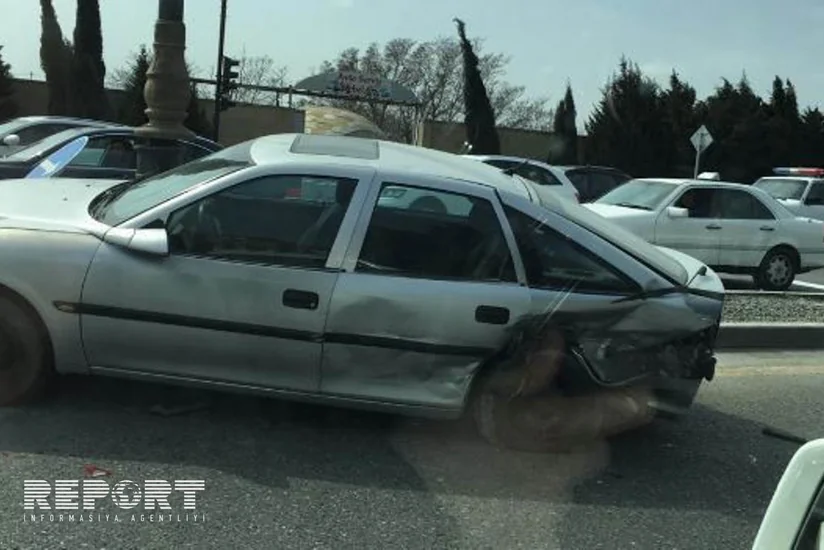 Bakıda yeni quraşdırılan işıqforun hələ işə salınmaması qəzaya səbəb olub - FOTO