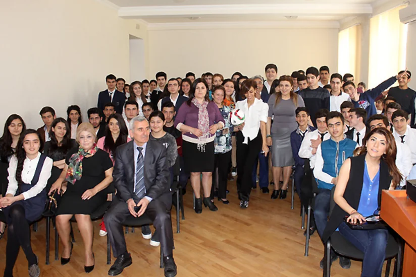 Müğənni Röya Ayxan Avropa çempionatının təbliği məqsədilə orta məktəb şagirdləri ilə görüşüb