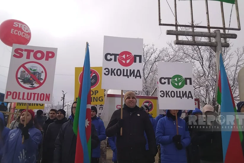 На дороге Ханкенди-Лачын установлены баннеры, отражающие армянский вандализм