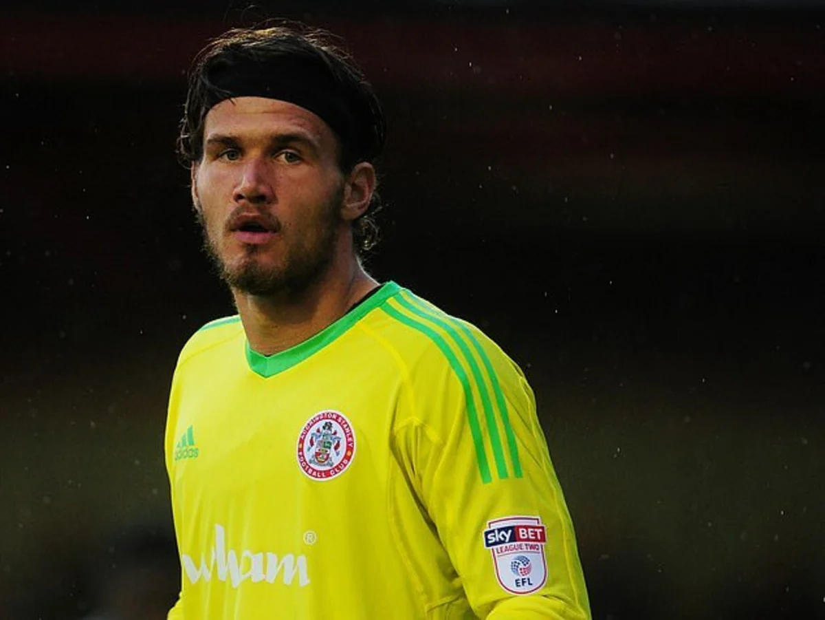 Dünyanın ən ucaboy futbolçusu İngiltərə klubu ilə müqavilə bağlayıb