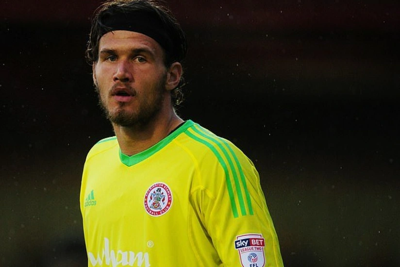 Dünyanın ən ucaboy futbolçusu İngiltərə klubu ilə müqavilə bağlayıb