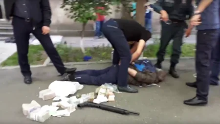 В Ереване полицейский совершил нападение на банк, двое погибли - ОБНОВЛЕНО 2 - ВИДЕО