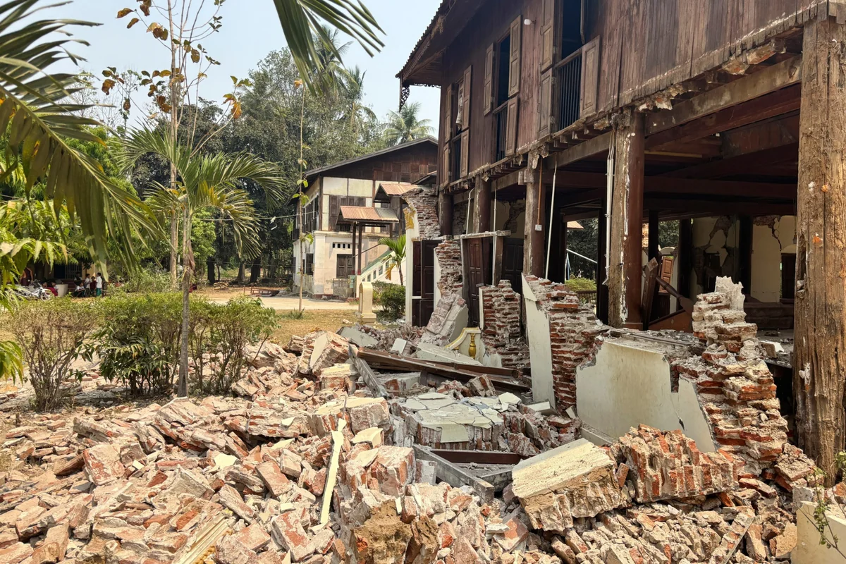 Myanmada məktəb binasının dağıntıları altında qalan beş uşaq ölüb