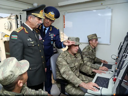 Министр обороны Азербайджана проверил боеготовность новых зенитно-ракетных систем