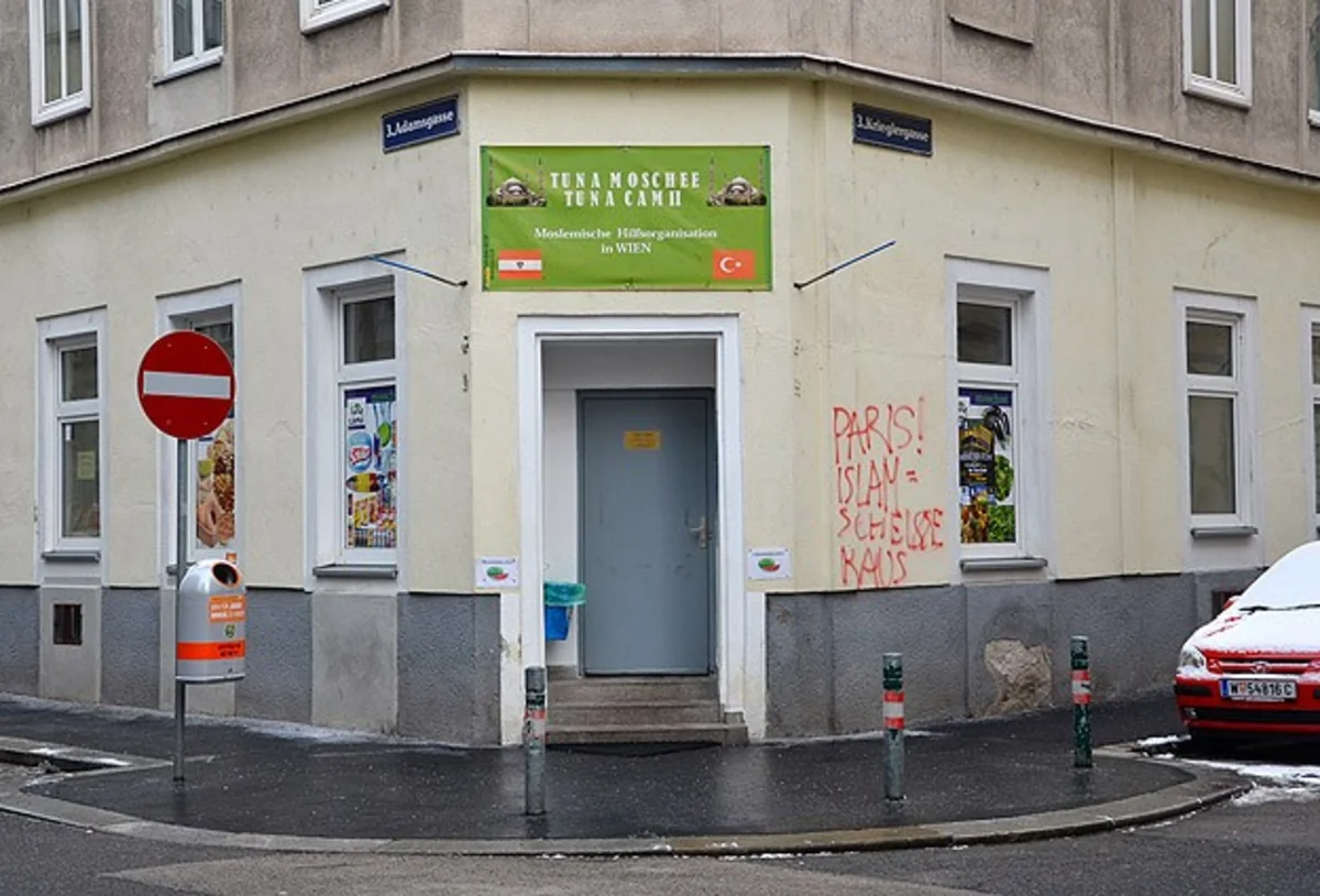 ​Vyanada məscidin divarına islama qarşı təhqiredici sözlər yazılıb