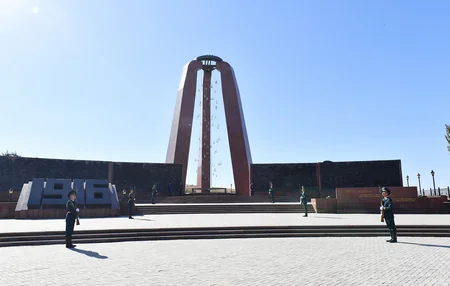 İlham Əliyev Bişkekdə “Ata-Beyit” Milli Tarixi-Memorial Kompleksini ziyarət edib - YENİLƏNİB
