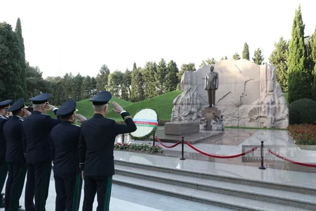 Kamran Əliyev prokurorluq işçilərinin peşə bayramı münasibətilə Fəxri xiyabanı ziyarət edib