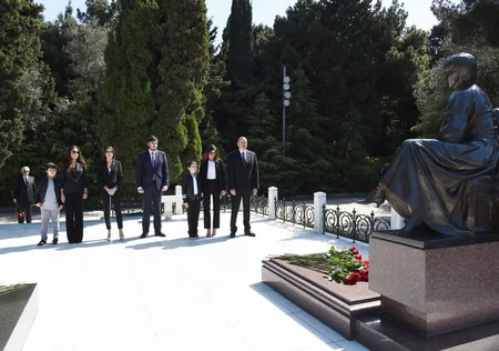 Azərbaycan Prezidenti Ümummilli Lider Heydər Əliyevin məzarını ziyarət edib