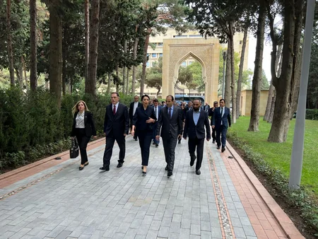 Bakı Beynəlxalq Konfransının iştirakçıları Fəxri və Şəhidlər xiyabanlarını ziyarət ediblər