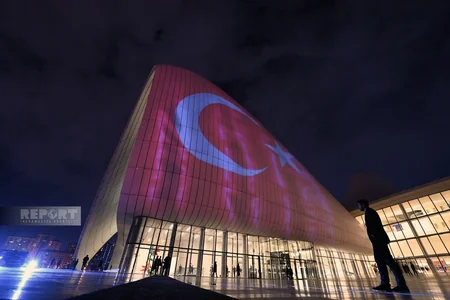 Heydər Əliyev Mərkəzi Türkiyə bayrağı ilə işıqlandırılıb