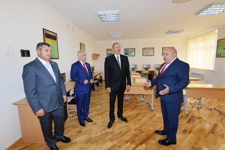Prezident İlham Əliyev Bakıda 212 saylı məktəbdə yaradılan şəraitlə tanış olub