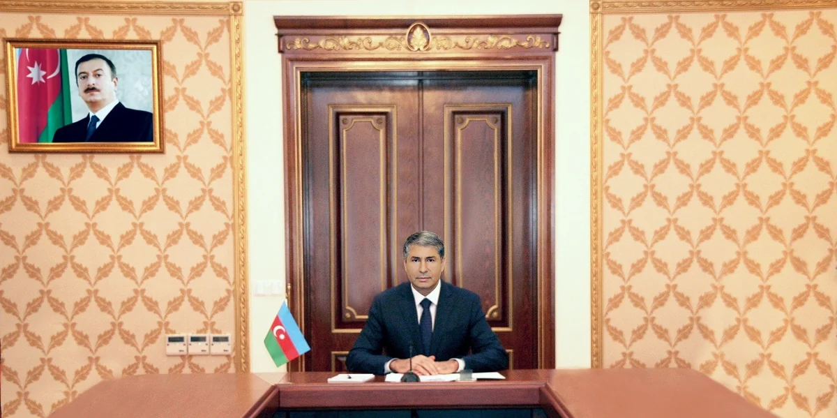 Vilayət Eyvazov gənc zabitlərlə görüşüb