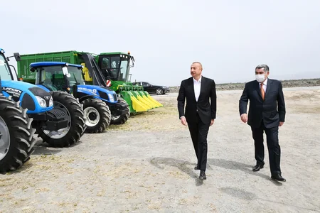 Президент посмотрел процесс начала посева на хлопковом поле фермера - ОБНОВЛЕНО