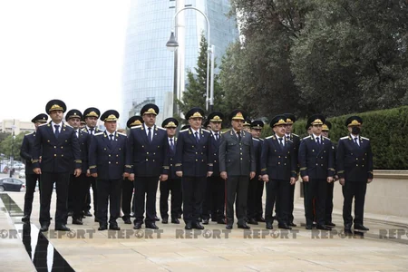 Baş Prokurorluğun əməkdaşları Fəxri və Şəhidlər xiyabanlarını ziyarət edib