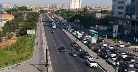 Bakının bir sıra yollarında nəqliyyatın sıxlığı yaranıb