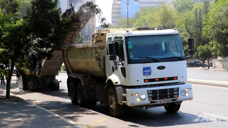 Bakının Tbilisi prospektində təmir işləri aparılır