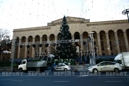 Tbilisidə Yeni il instalyasiyasında Bakının simvolu yer alıb