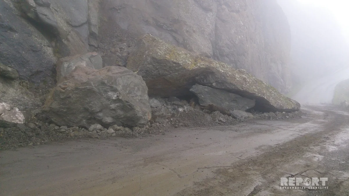 Lerikdə yolu kəsən qaya parçası dinamitlə partladılıb - FOTO