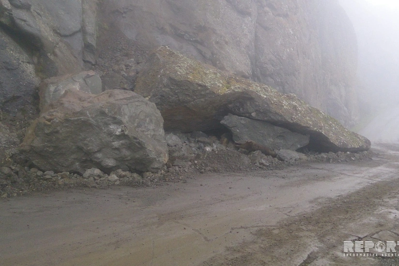 Lerikdə yolu kəsən qaya parçası dinamitlə partladılıb - FOTO