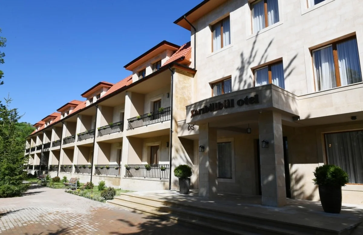 Dövlət başçısı “Xarı Bülbül” otelinin nəzdindəki korpusda və kotteclərdə yaradılan şəraitlə tanış olub