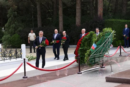 XİN-in rəhbər heyəti Fəxri və Şəhidlər xiyabanlarını ziyarət edib