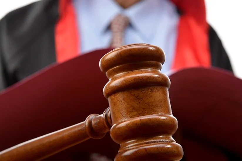 Həyat yoldaşını bıçaqlamaqda təqsirləndirilən şəxsin apellyasiya məhkəməsi başlayıb