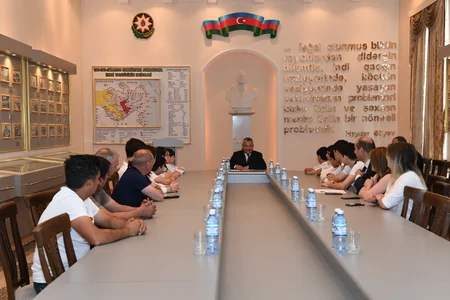 Dövlət Komitəsinin sədri məktəbli ilə şahmat oynayıb