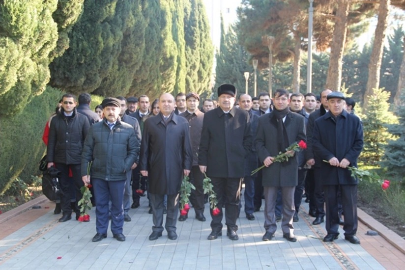 Dini Qurumlarla İş üzrə Dövlət Komitəsinin kollektivi Fəxri xiyabanda olub