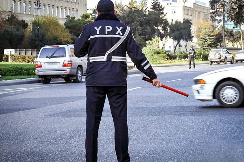 В Баку сотрудник дорожной полиции получил ножевое ранение