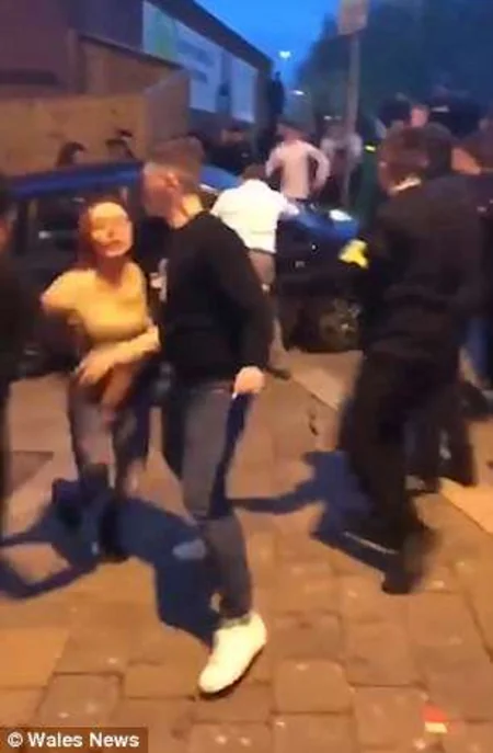 Britaniyada sürücü maşını üç dəfə piyadaların üzərinə sürüb - VİDEO