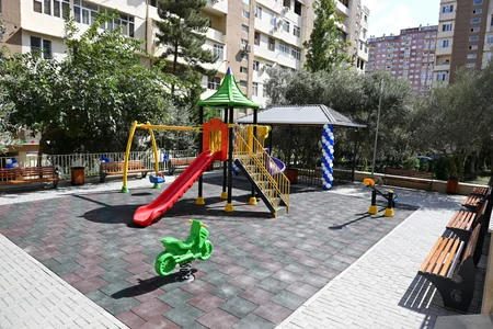 Bakıda yenilənmiş növbəti həyət sakinlərin istifadəsinə verilib