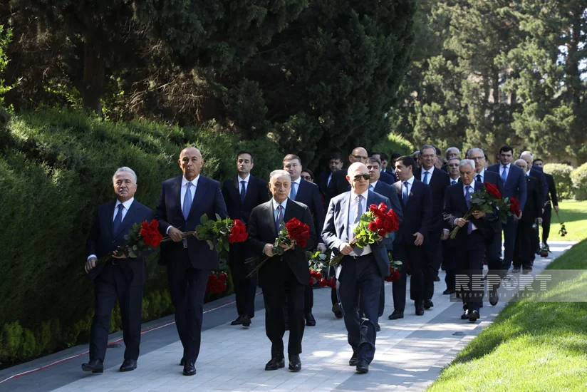 Dövlət və hökumət rəsmiləri Fəxri xiyabanı ziyarət ediblər